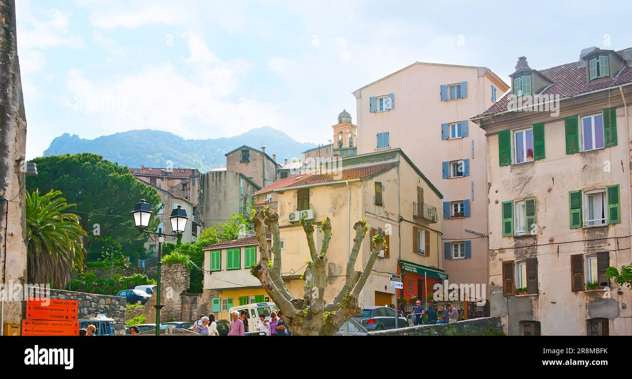Cammina per Place Paoli ed esplora le residenze storiche e il paesaggio collinare della città vecchia, Corte, Corsica, Francia Foto Stock
