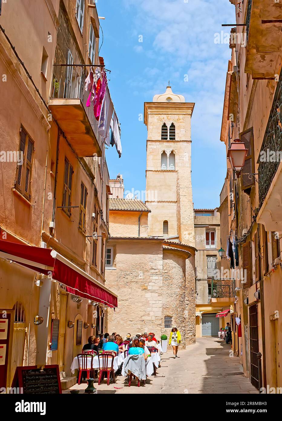 BONIFACIO, FRANCIA - 3 MAGGIO 2013: Le strette stradine ombreggiate di Ville Haute (città alta) sono perfette per rilassarsi nella caffetteria all'aperto, visitare i piccoli negozi turistici Foto Stock