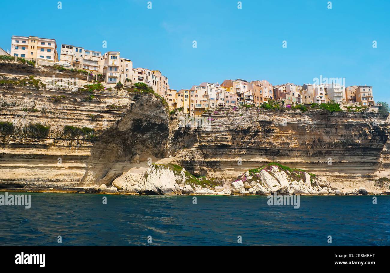 Le case medievali della città alta di Bonifacio (Ville Haute), che torreggiano le scogliere calcaree, Corsica, Francia Foto Stock