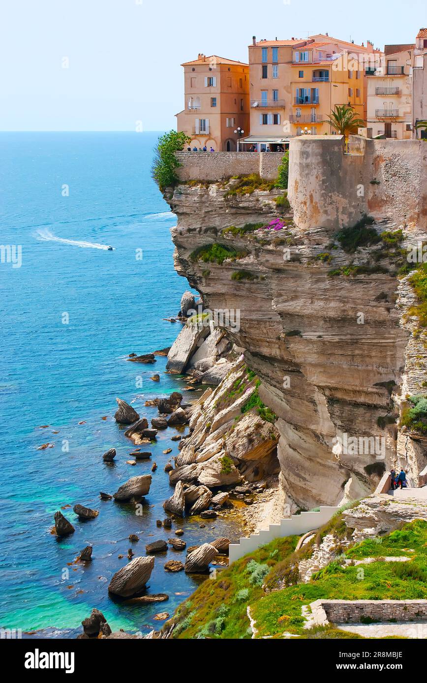 Goditi il paesaggio roccioso di Bonifacio con una vista sulle case medievali di Ville Haute (città alta), che torreggiano la scogliera calcarea, Corsica, Francia Foto Stock