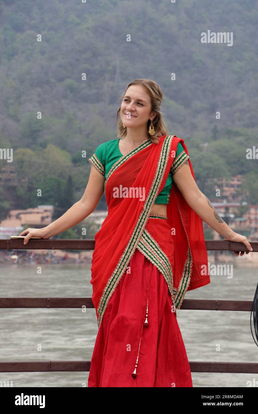 Donne straniere che mostrano la loro bellezza in costumi indiani tradizionali quando è venuta a Rishikesh per il Festival di Yoga. Rishikesh. Uttarakhand. India. Foto Stock