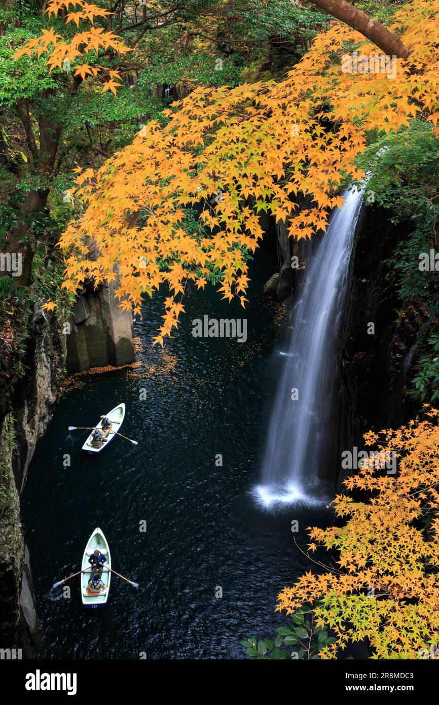 Cascate di Manainotaki sulla scogliera Takachiho con colori autunnali Foto Stock