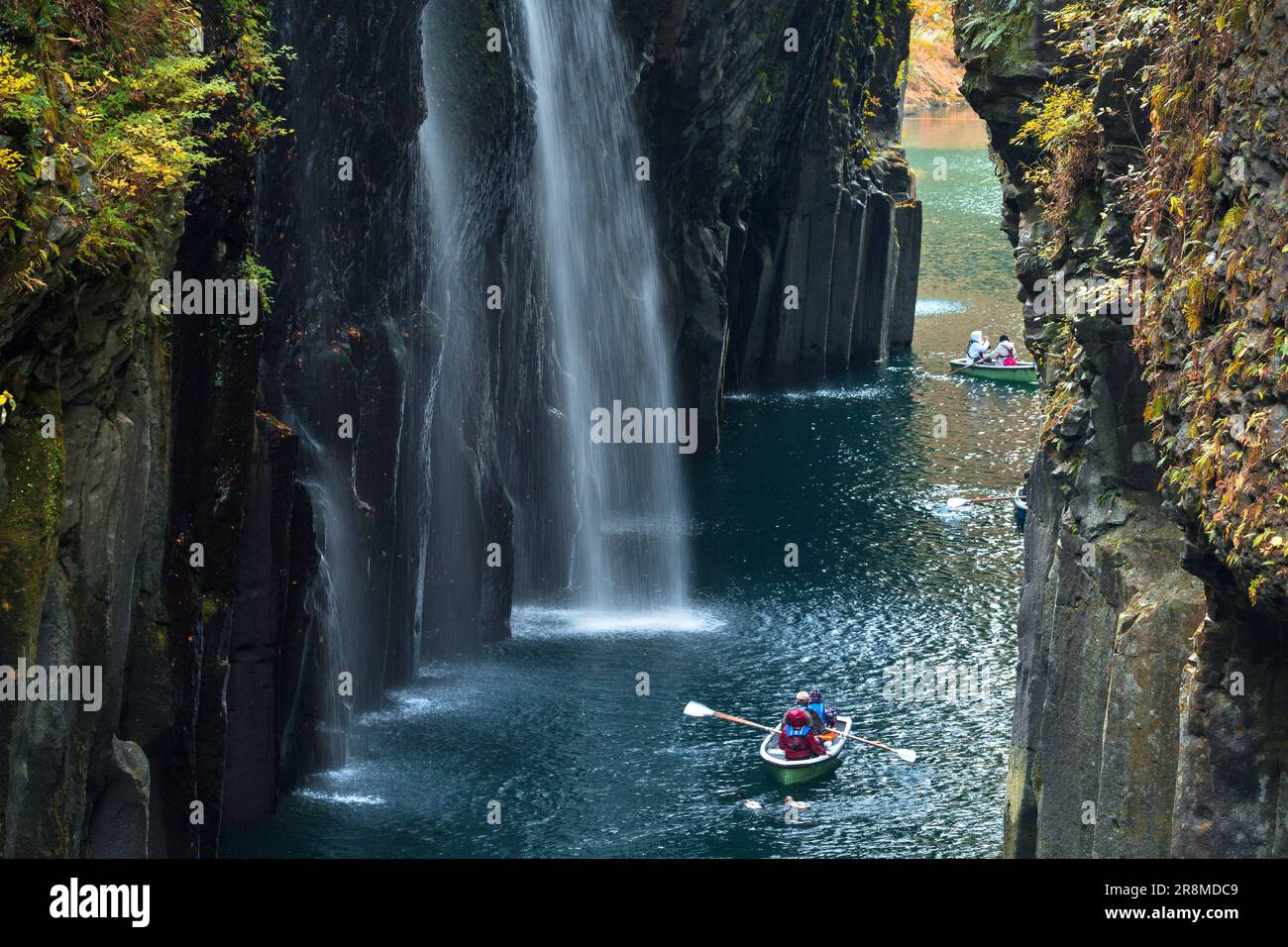 Cascate di Manainotaki sulla scogliera Takachiho con colori autunnali Foto Stock