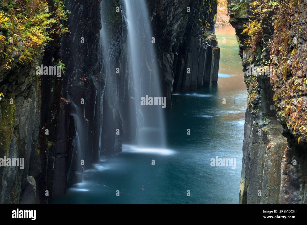 Cascate di Manainotaki sulla scogliera Takachiho con colori autunnali Foto Stock
