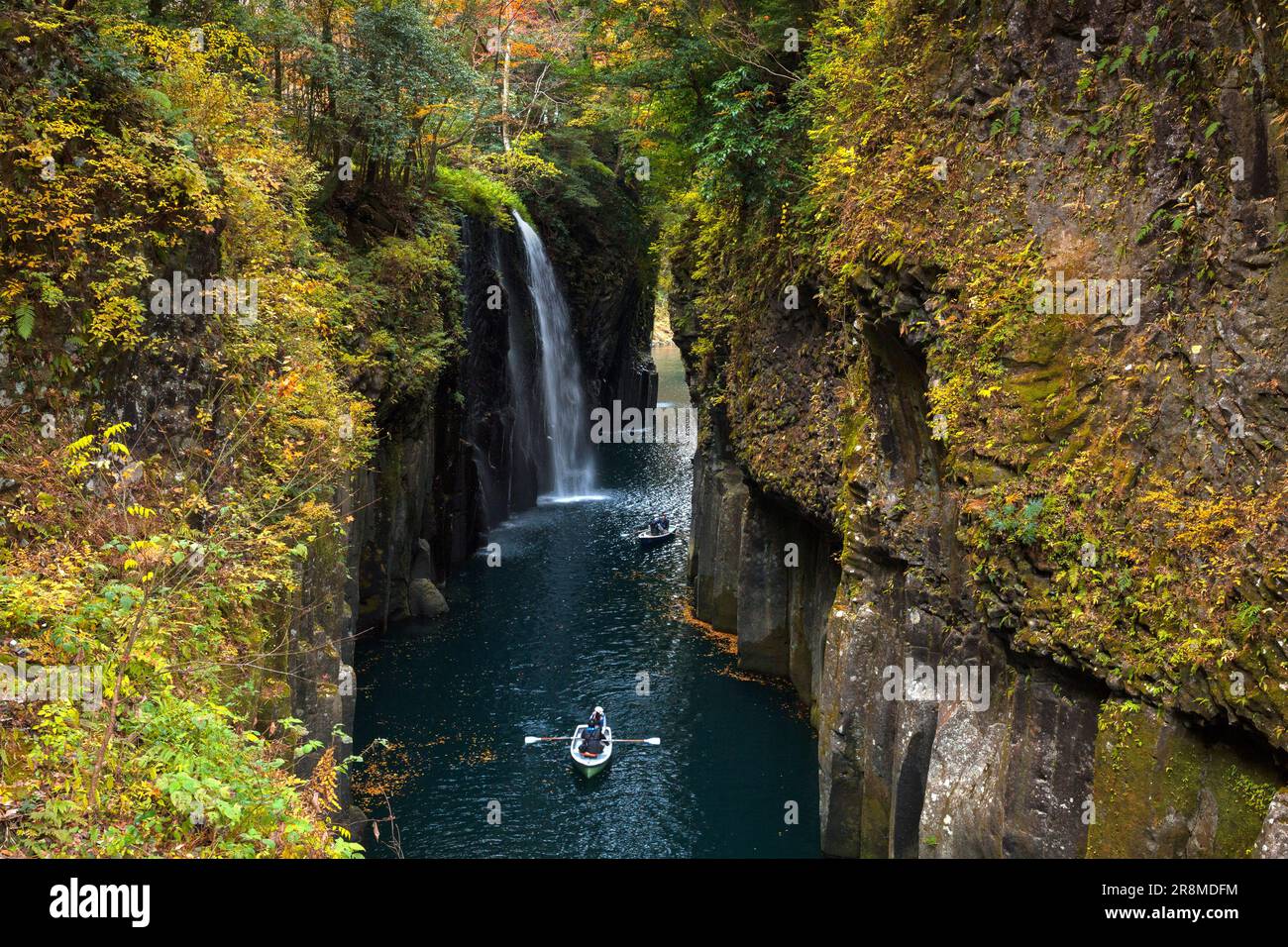 Cascate di Manainotaki sulla scogliera Takachiho con colori autunnali Foto Stock