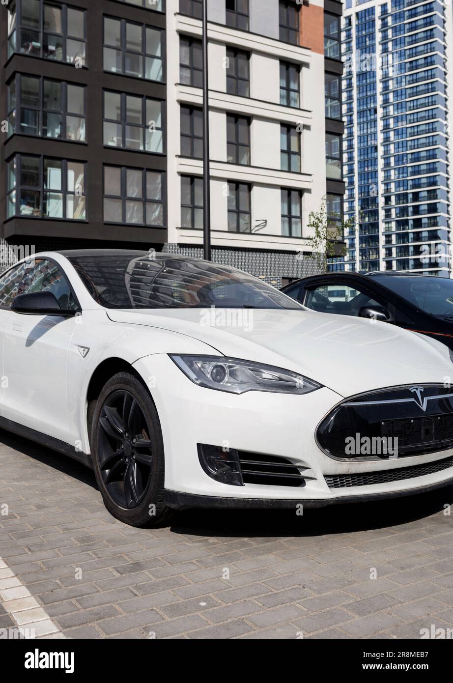 Minsk, Bielorussia, giugno 2023 - White Tesla Model S auto parcheggiata in città. Auto prodotta da Tesla Inc. Foto Stock