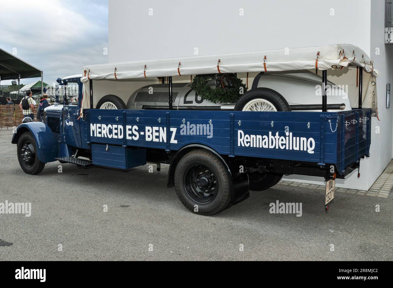 Ricostruzione di un trasportatore del reparto corse di camion Mercedes Benz lo 2750 del 1936 con una Mercedes Benz W125 a bordo. Rennabteilung Foto Stock