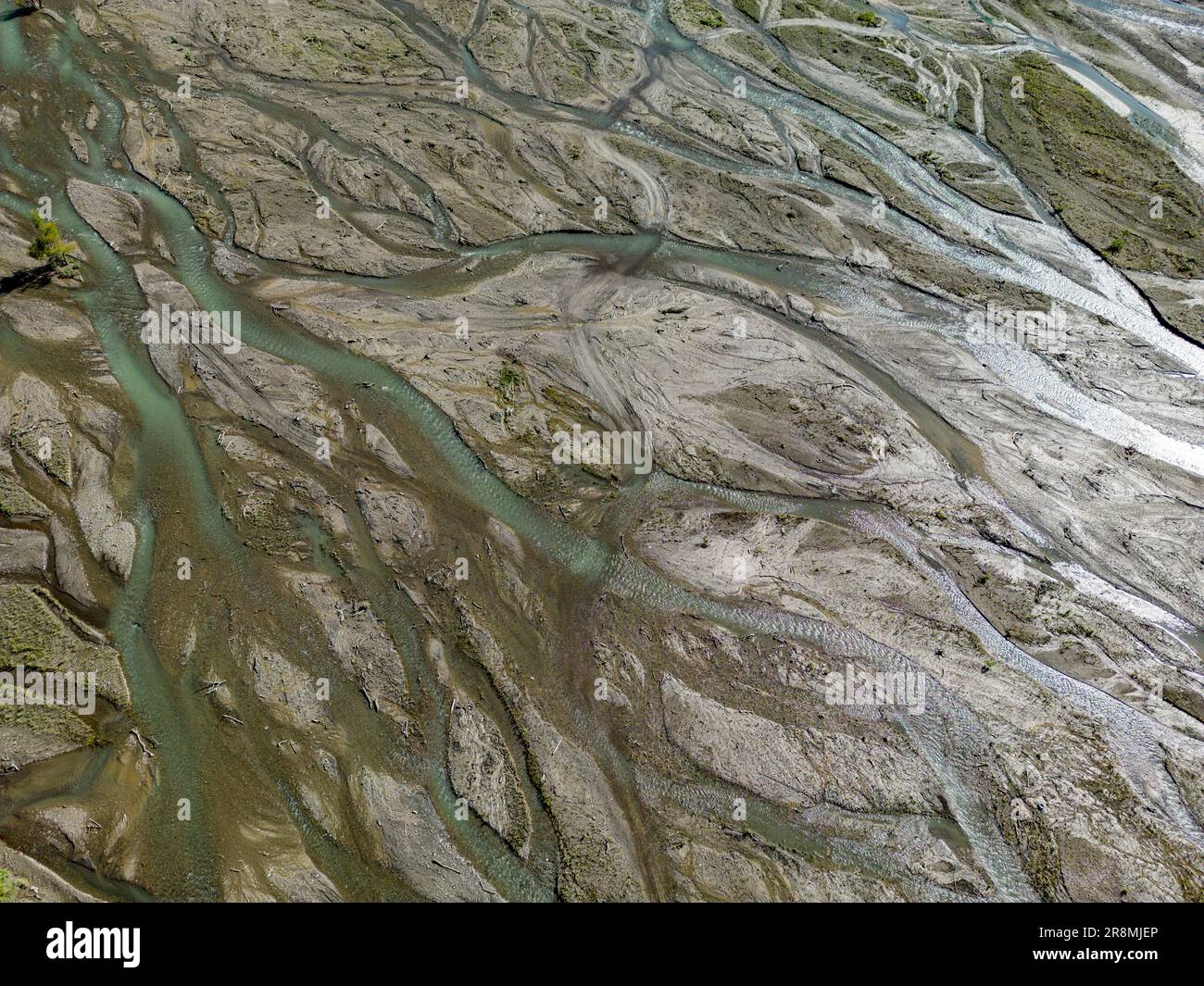 Vista aerea ravvicinata del paesaggio del Rio Sacambaya con un enorme letto  fluviale e canali fluviali che si diramano nelle Ande boliviane in Sud  America Foto stock - Alamy