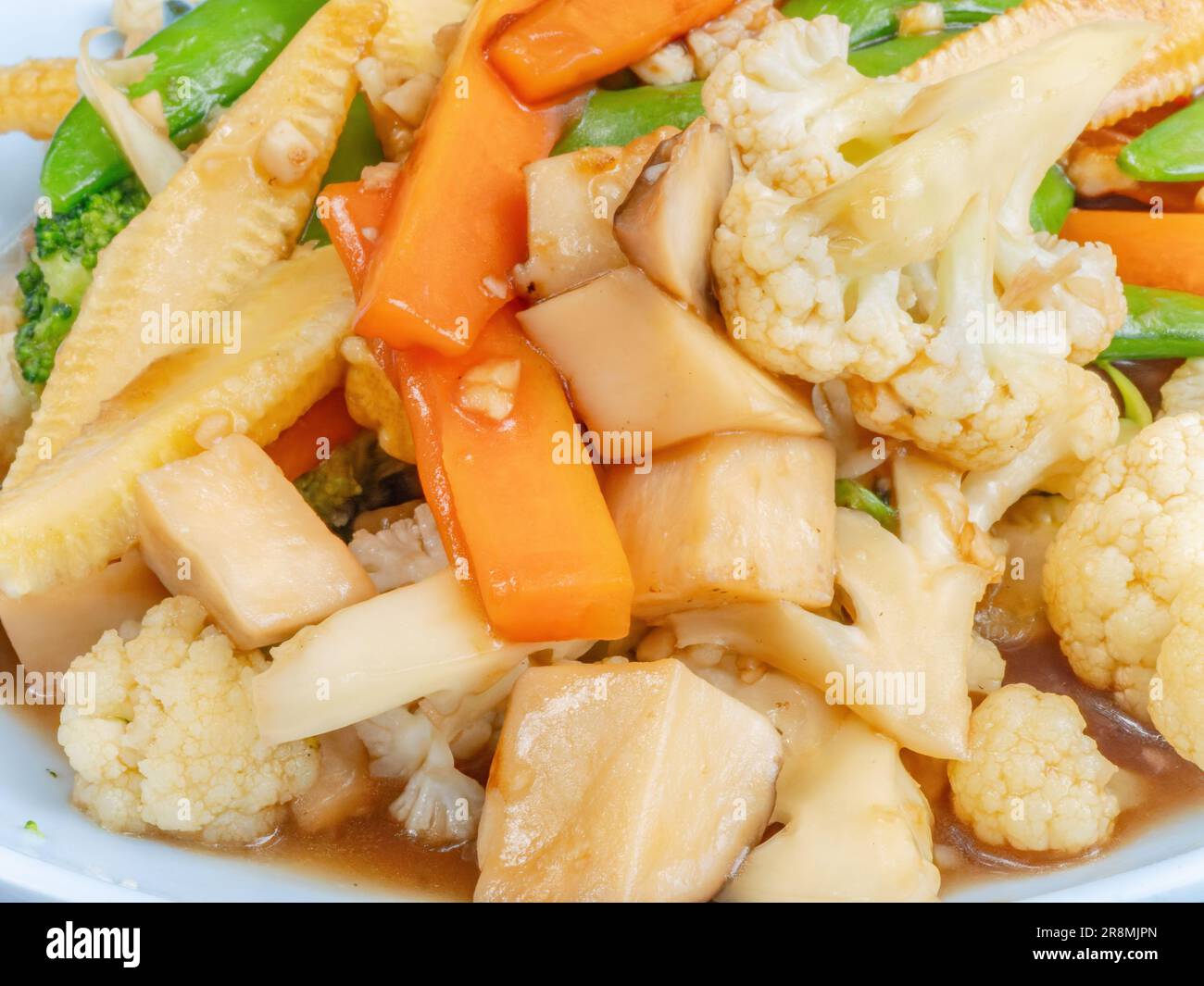 Pad pak ruam o pak pad ruam mitr, verdure mescolate fritte in salsa di ostriche, un piatto molto comune in una cucina tailandese. Foto Stock