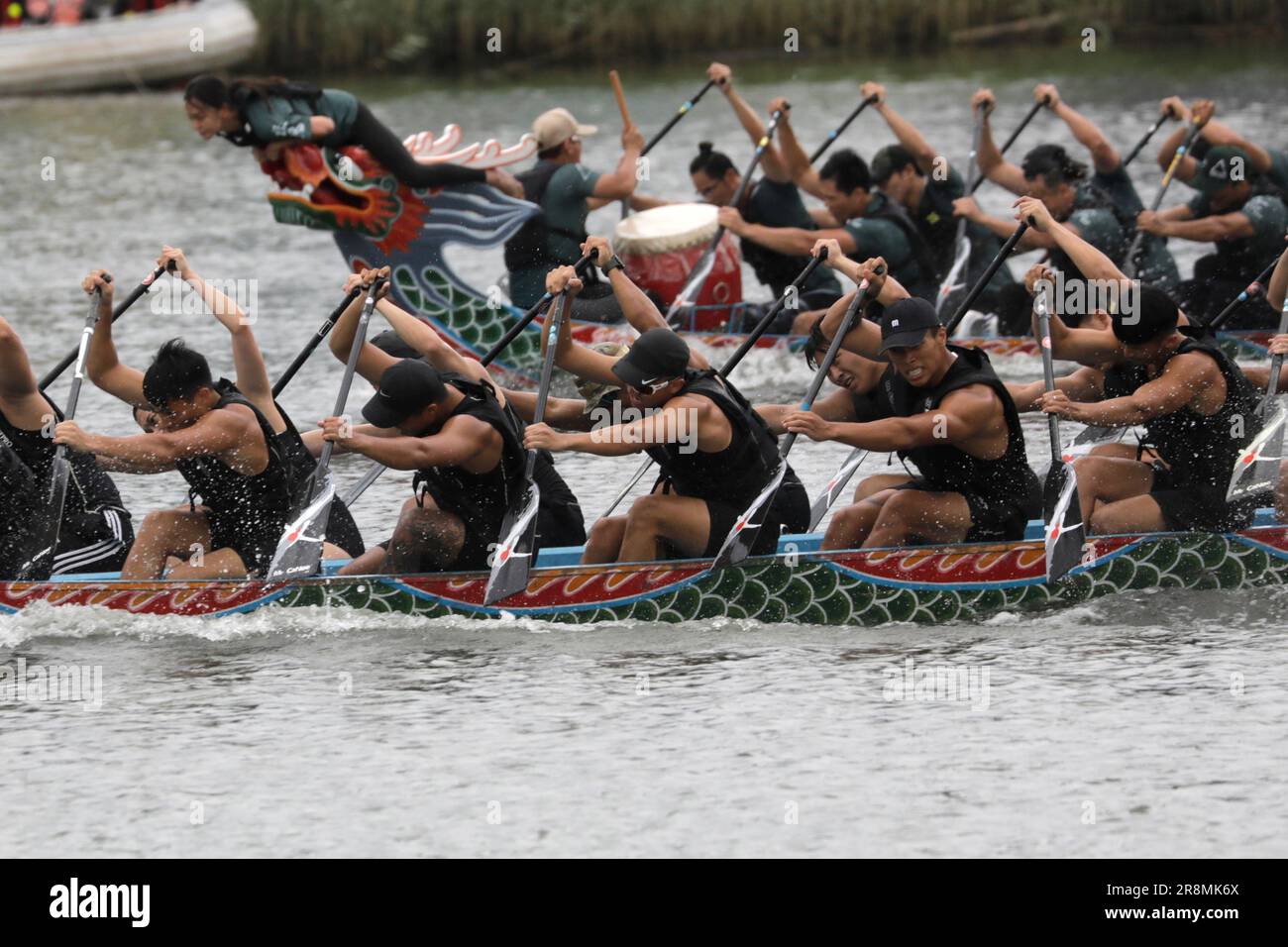I partecipanti organizzano una gara di draghi al Dragon Boat Festival il 22 giugno 2012, 2023. Foto Stock