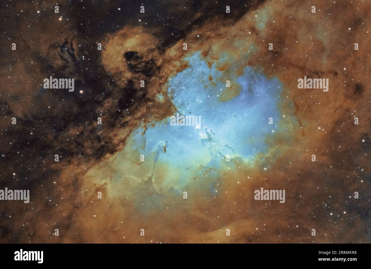 La nebulosa dell'aquila (Messier 16) che presenta i pilastri della creazione nella costellazione Serpens, fotografata dal Regno Unito Foto Stock