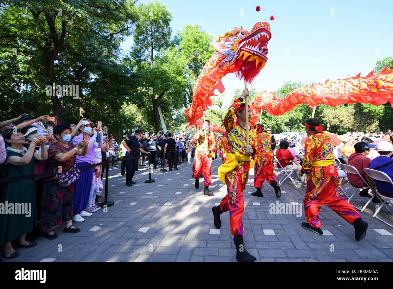 Pechino, Cina. 22nd giugno, 2023. La gente gode di uno spettacolo di danza drago al Parco Longtan a Pechino, capitale della Cina, 22 giugno 2023. Durante il Dragon Boat Festival si sono svolte qui una serie di attività, tra cui gare di barche, spettacoli e giochi interattivi. Credit: JU Huanzong/Xinhua/Alamy Live News Foto Stock
