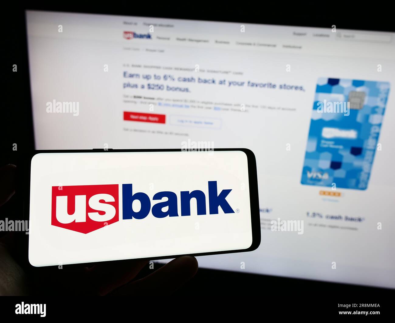 Persona in possesso di un cellulare con il logo della società finanziaria americana U.S. Bancorp (US Bank) sullo schermo davanti al sito Web. Concentrarsi sul display del telefono. Foto Stock