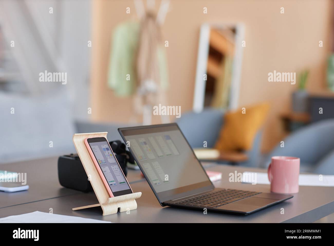 Immagine di sfondo dei dispositivi informatici sul luogo di lavoro, smartphone e computer portatile concetto di progettazione IT, spazio di copia Foto Stock