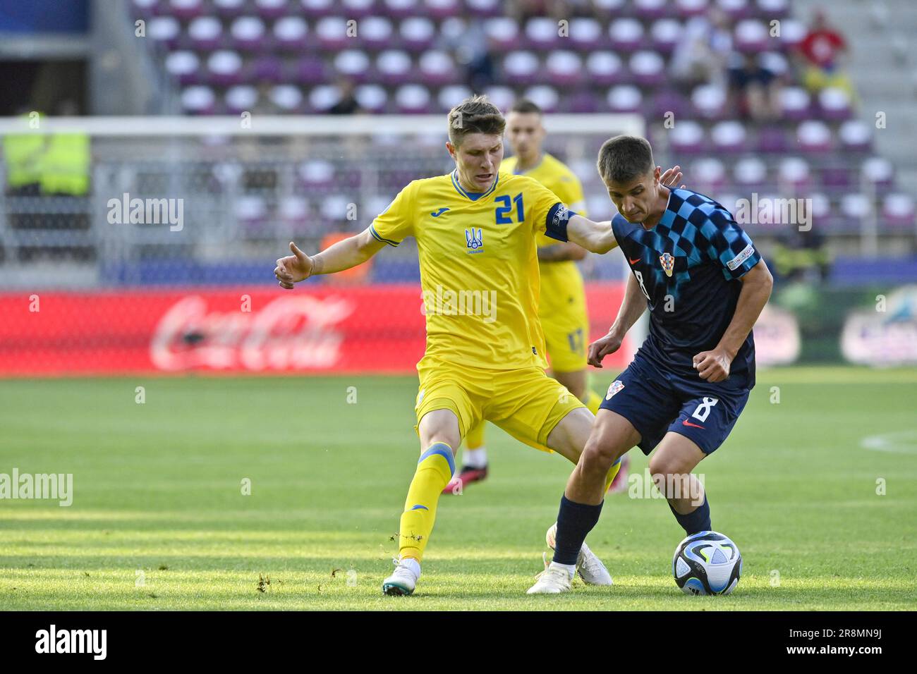 Non esclusiva: BUCAREST, ROMANIA - 21 GIUGNO 2023 - i giocatori di Ucraina (divisa gialla) e Croazia sono visti in azione durante il 2023 UEFA europeo Under Foto Stock