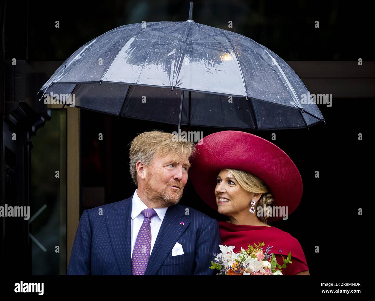 ANVERSA - 22/06/2023, re Willem-Alexander e la regina Maxima sotto un ombrello sotto la pioggia sul Grote Markt durante il terzo giorno della visita di stato in Belgio. La coppia reale olandese ha fatto una visita di Stato di tre giorni nel paese su invito del re belga Philippe e della regina Mathilde. ANP REMKO DE WAAL olanda fuori - belgio fuori Foto Stock