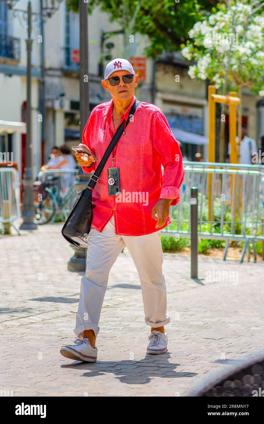 Uomo africano in camicia rossa a piedi attraverso il centro della città - Tours, Indre-et-Loire (37), Francia. Foto Stock