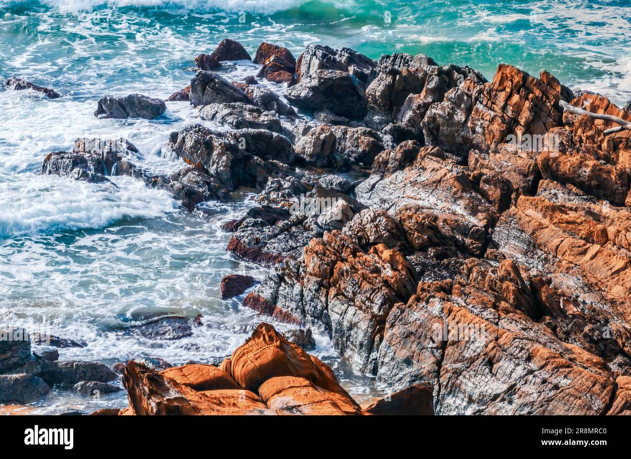Esplorando le rocce di Cuttagee Beach sulla costa dello Sapphire nella costa meridionale del New South Wales, Australia Foto Stock