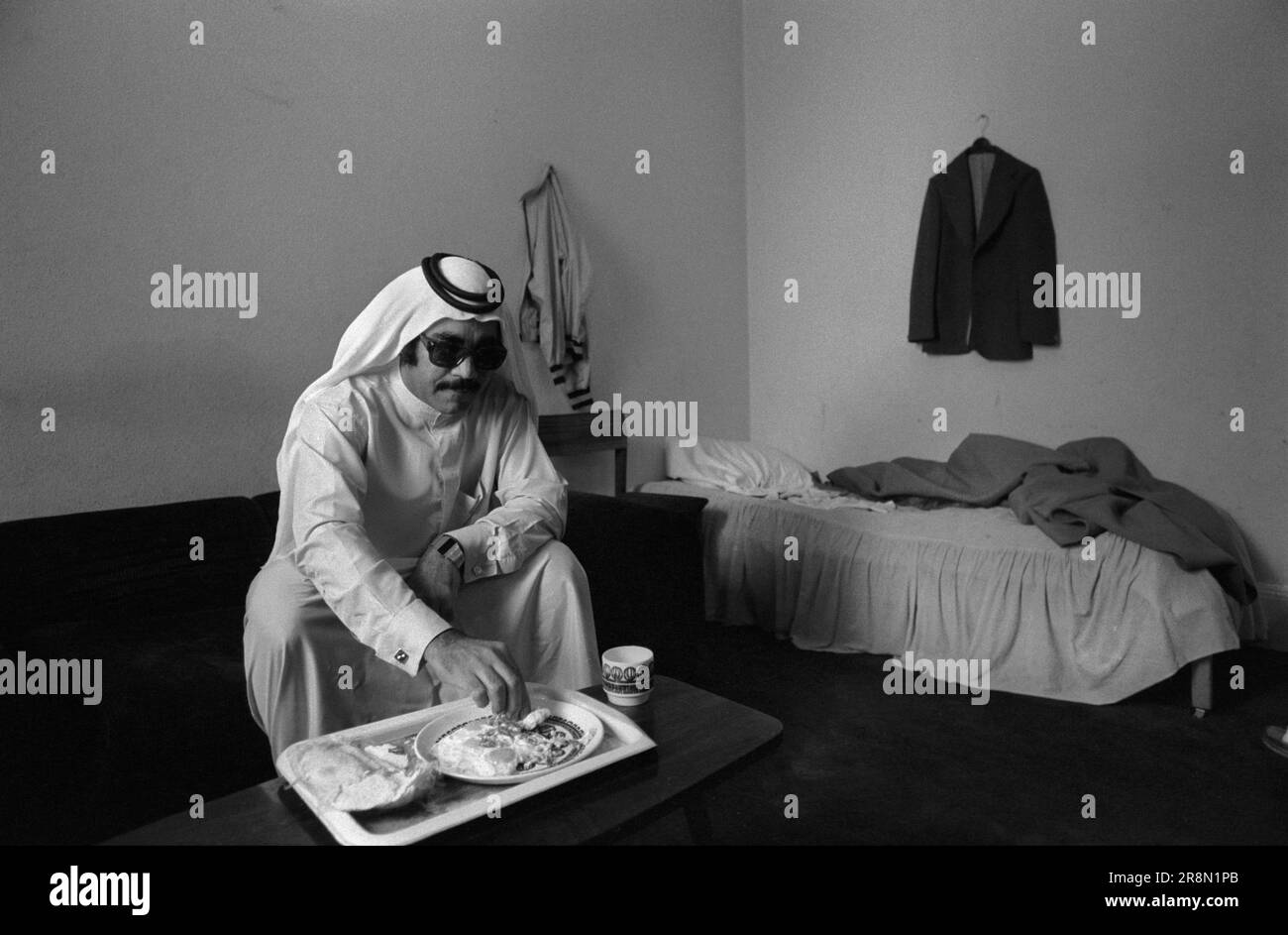Poveri arabi a Londra mangiare pasto Bedsitter 1970s UK . Alla fine degli anni ’70 i governi del Medio Oriente fornirono assistenza sanitaria ai loro cittadini a Londra, molti dei quali soggiornarono in alloggi economici nella zona di Earls Court. Earls Court, Londra, Inghilterra circa 1977 70s HOMER SYKES Foto Stock