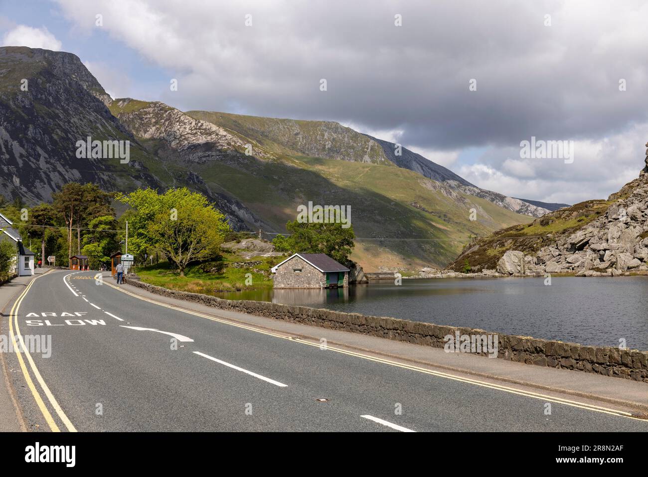 Ingresso a Pont Pen-y-benglog, Llyn Ogwen, Galles, Gran Bretagna, nuvole, strada, alberi Foto Stock