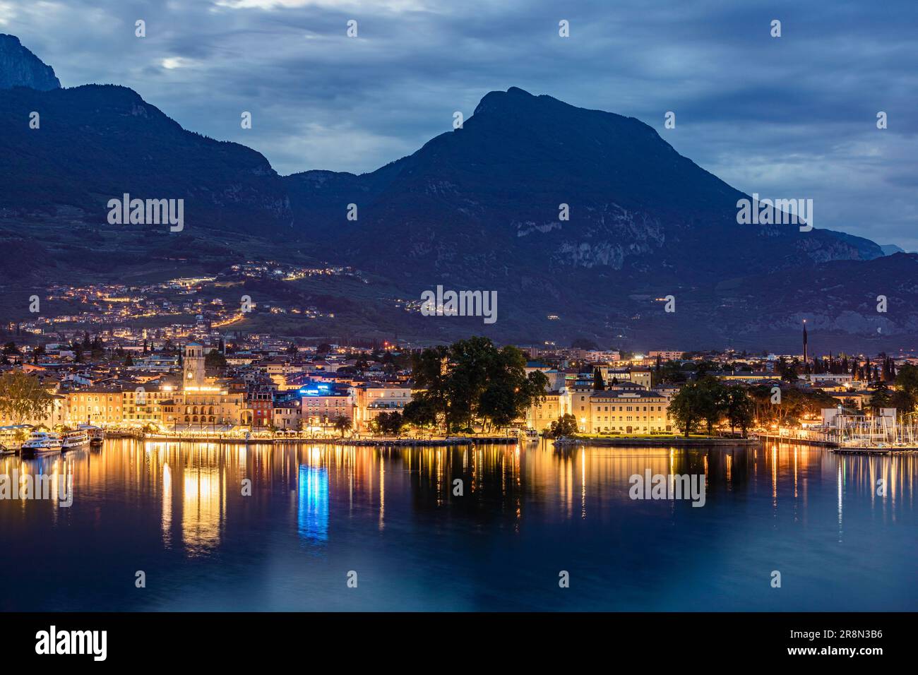 Vista sulla città di Riva del Garda di notte, Lago di Garda, Trentino-alto Adige, Italia Foto Stock