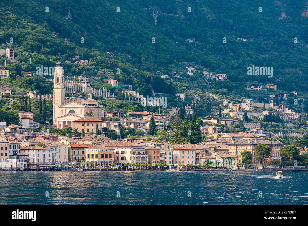 Vista sul paese di Gargnano sul Lago di Garda, Lombardia, Italia Foto Stock