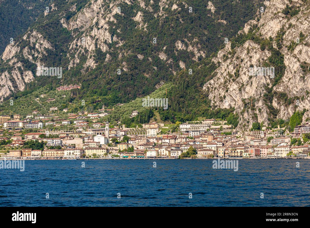 Vista sul paese di Limone sul Garda sul Lago di Garda, Lombardia, Italia Foto Stock