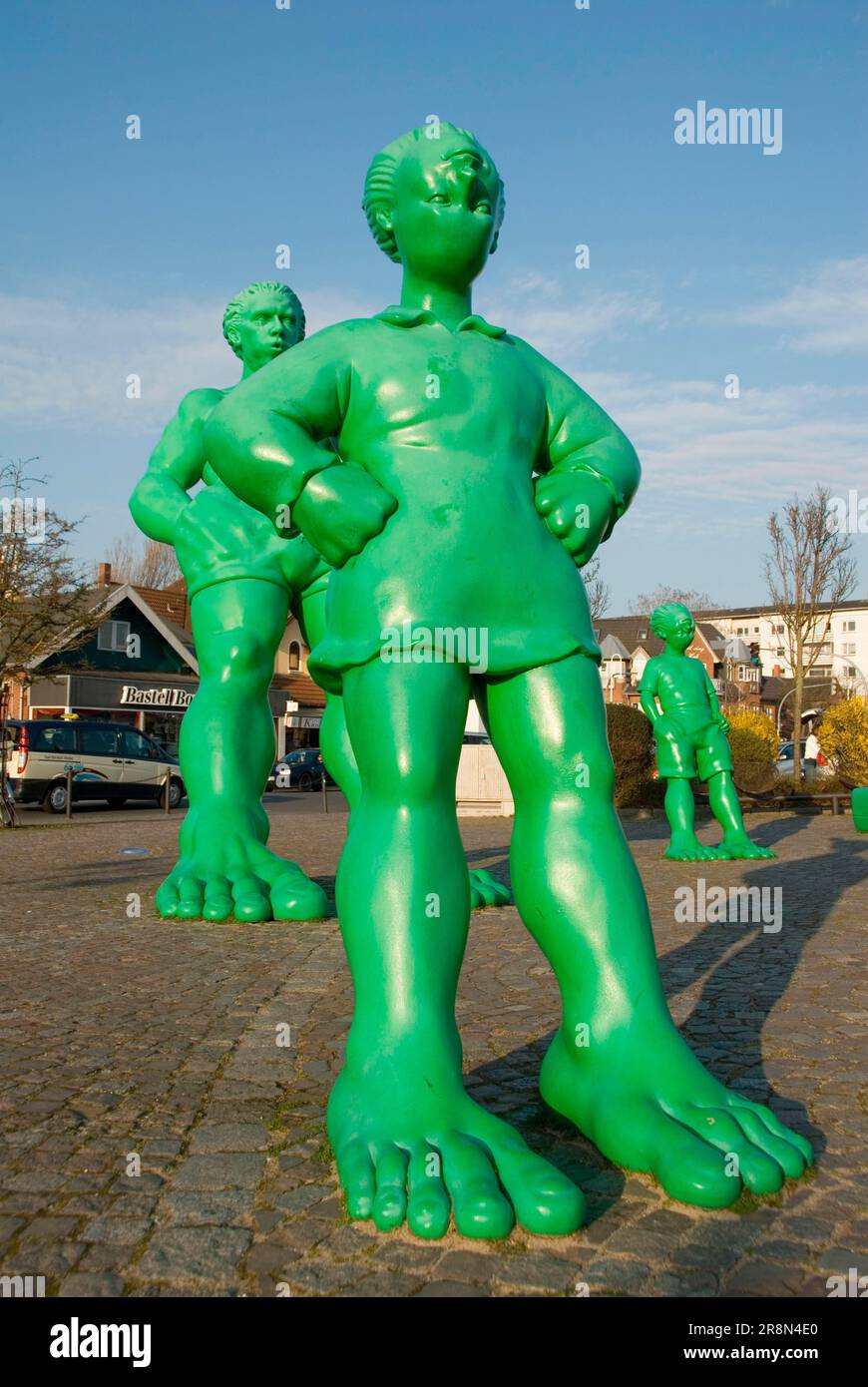 Sculture sul piazzale della stazione, Giants in viaggio nel vento, Westerland, Sylt, Frisia del Nord, Schleswig-Holstein, Germania Foto Stock