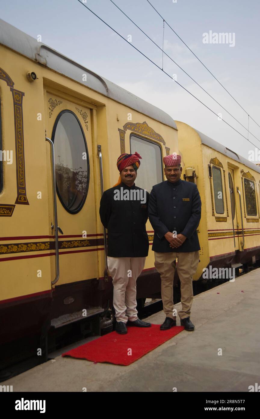 Steward di fronte al Palace on Wheels, New Delhi, New, Luxury train, Palace on Wheels, Nuova Delhi, India Foto Stock