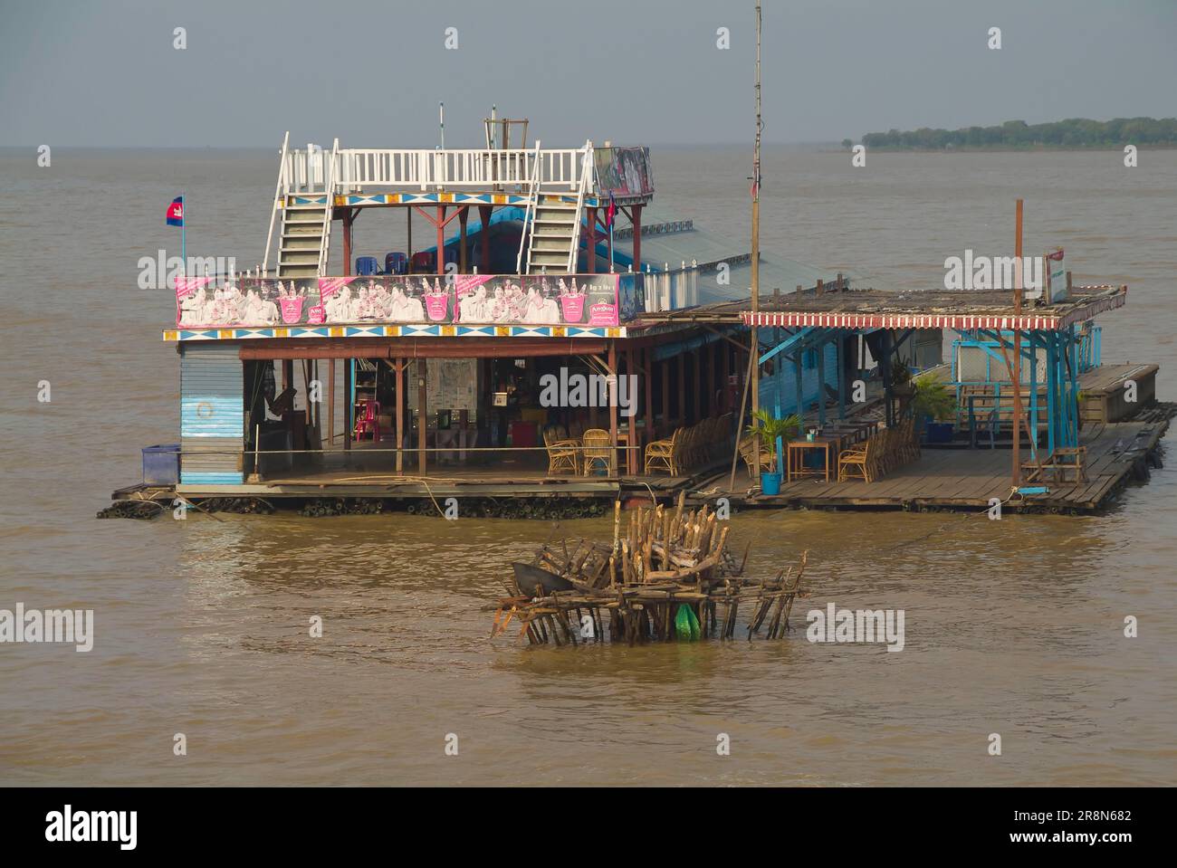 Villaggio galleggiante, Lago Tonle SAP vicino a Siem Reap, Cambogia Foto Stock