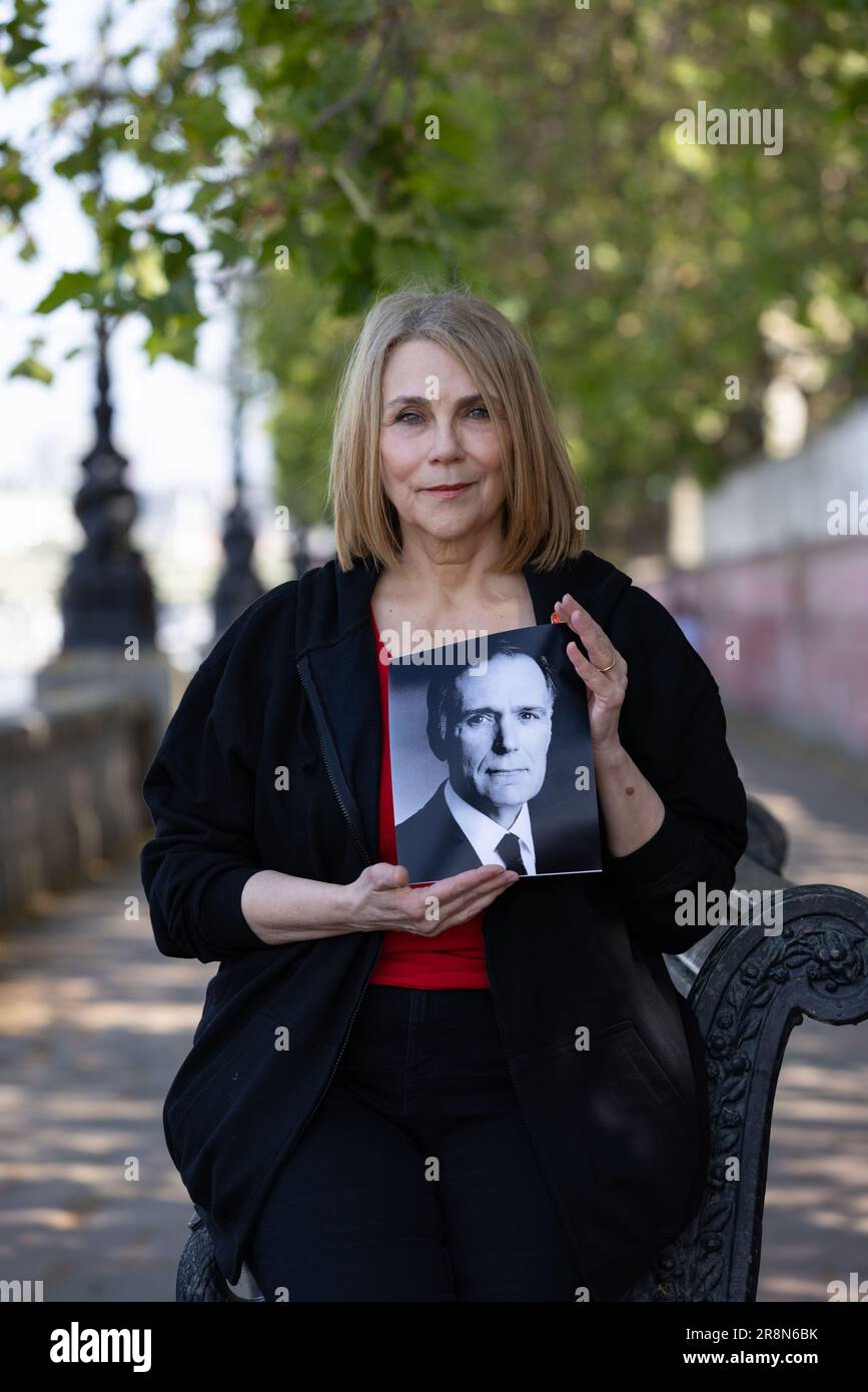 Lorelei King, fotografato al Muro commemorativo del COVID lungo l'Embankment del Tamigi, ha perso suo marito Vincent Marzello a COVID 19. FOTO:JEFF GILBE Foto Stock