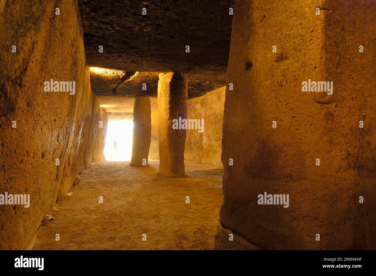 Tomba della galleria, Cueva de Menga, Antequera, provincia di Malaga, Andalusia, Spagna, sito megalitico Foto Stock