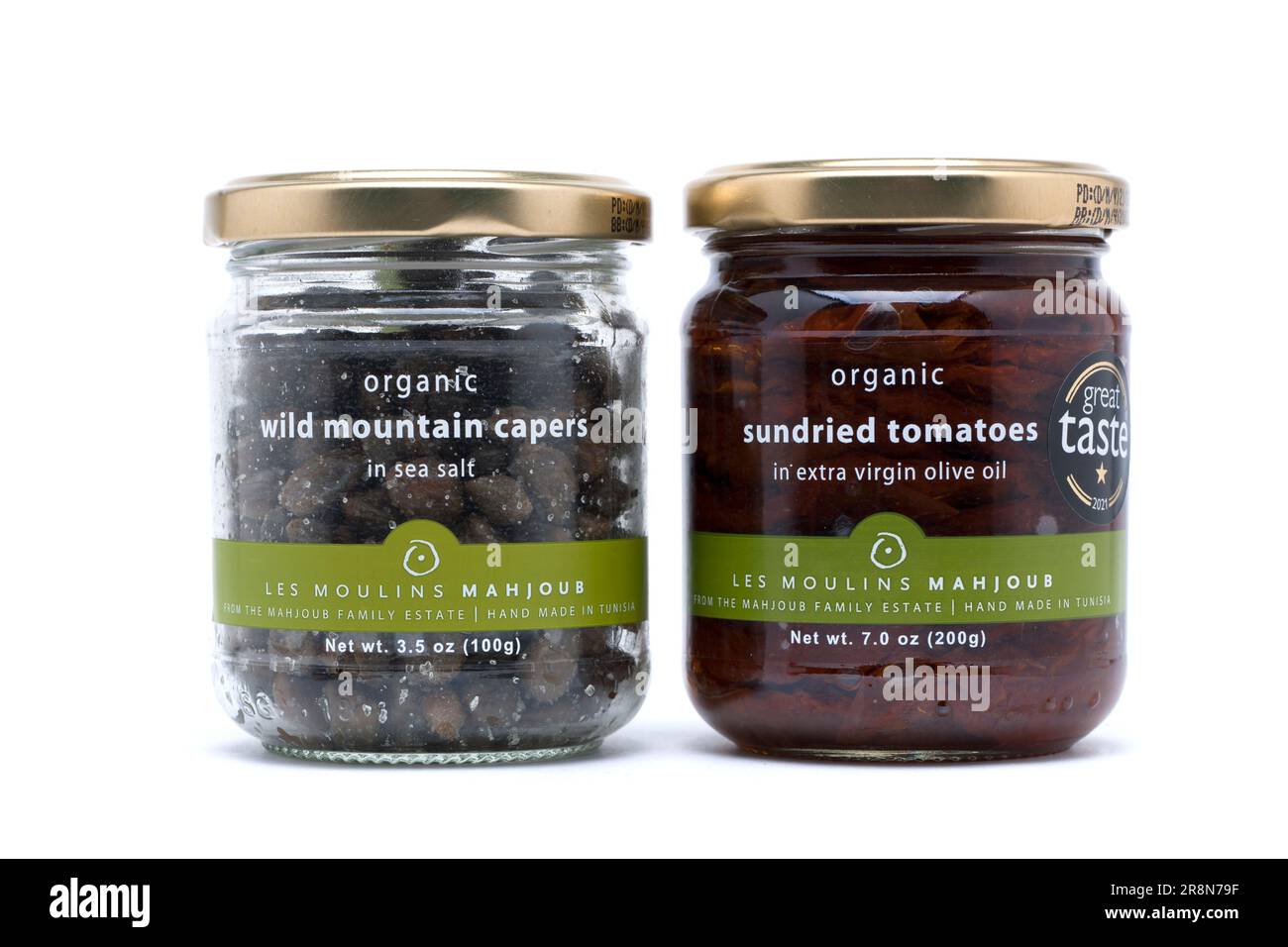 Due vasetti di Les Moulins Mahjoub. Pomodori secchi biologici in olio extra vergine di oliva e capperi biologici di montagna selvatica in sale marino Foto Stock