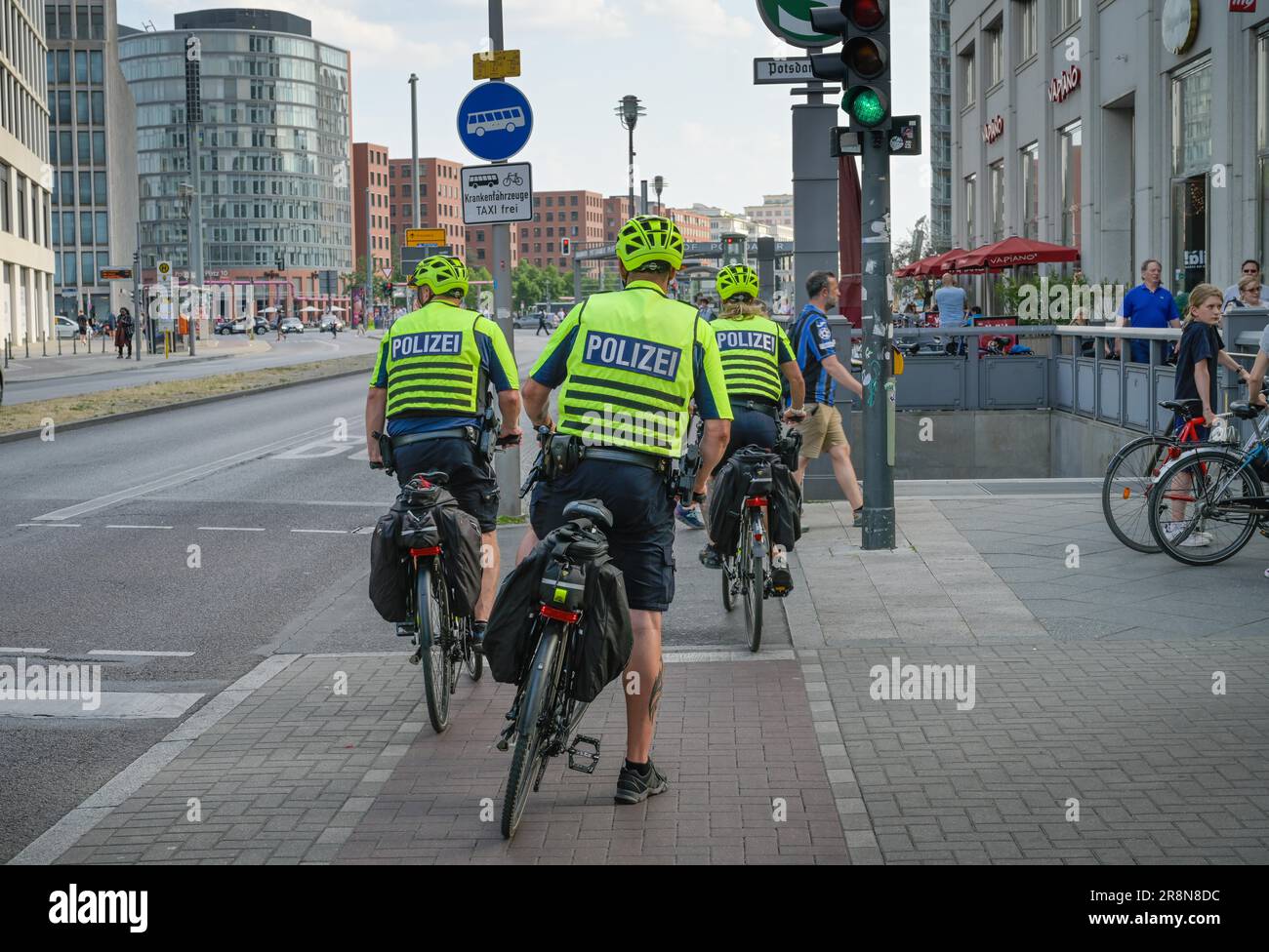 Polizia ciclistica di pattuglia, Potsdamer Platz, Tiergarten, Mitte, Berlino, Germania Foto Stock