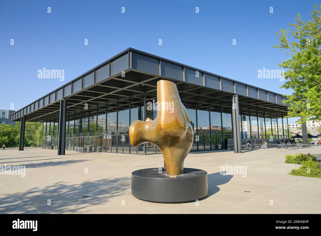 Archer, Kulturforum, Potsdamer Strasse, Tiergarten, Mitte, Berlino, Germania, Neue Nationalgalerie, Henry Moore, pezzo a tre vie n. 2 Foto Stock