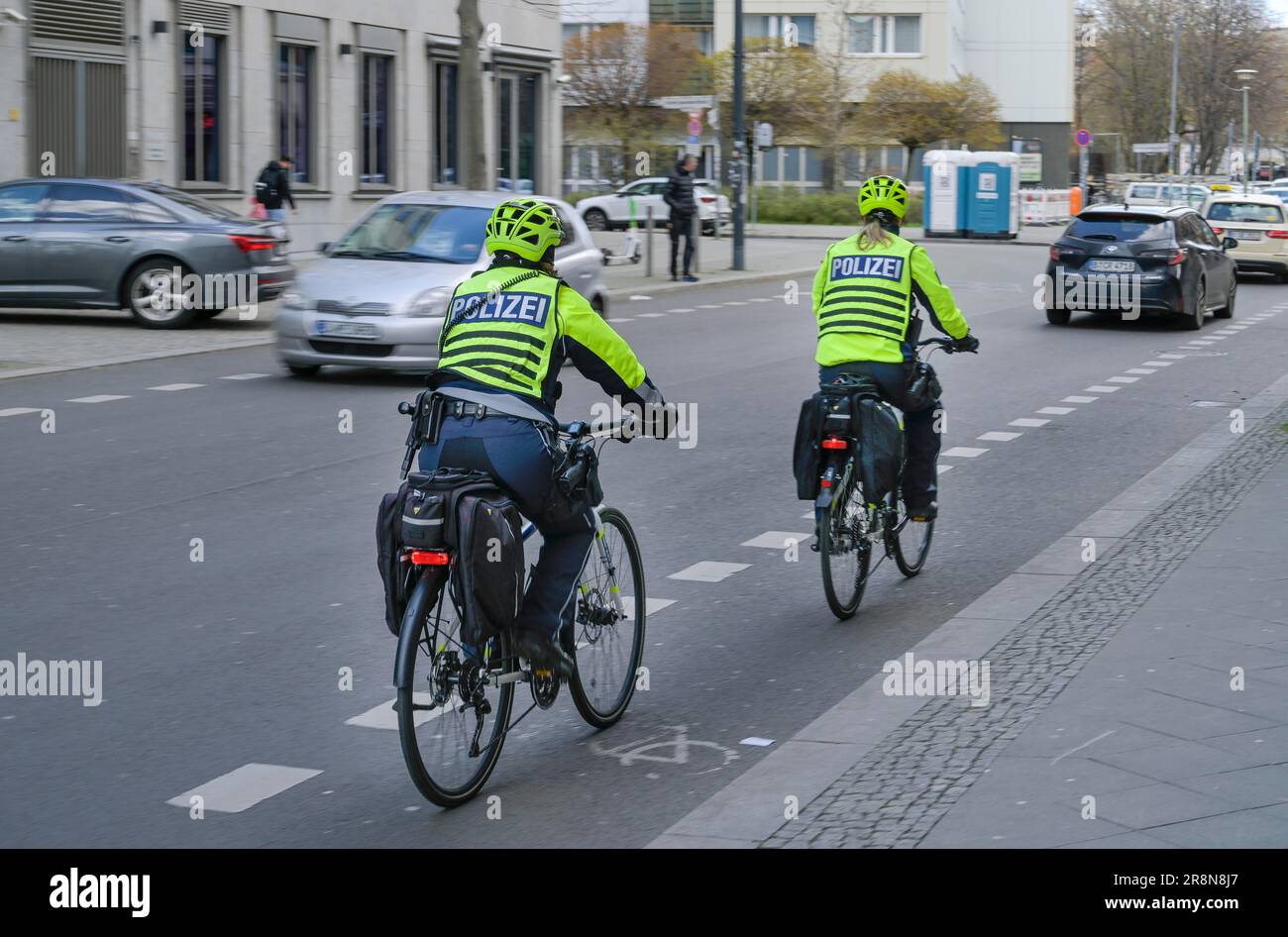 Polizia ciclistica di pattuglia, Mitte, Berlino, Germania Foto Stock