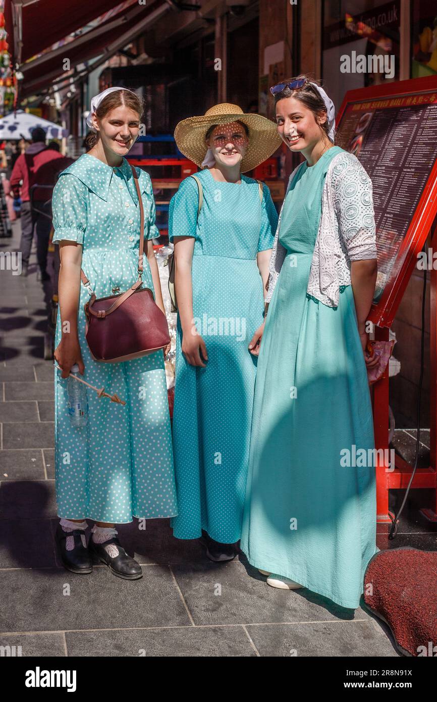 Tre donne slave in abito tradizionale visitano Chinatown a Londra. Foto Stock