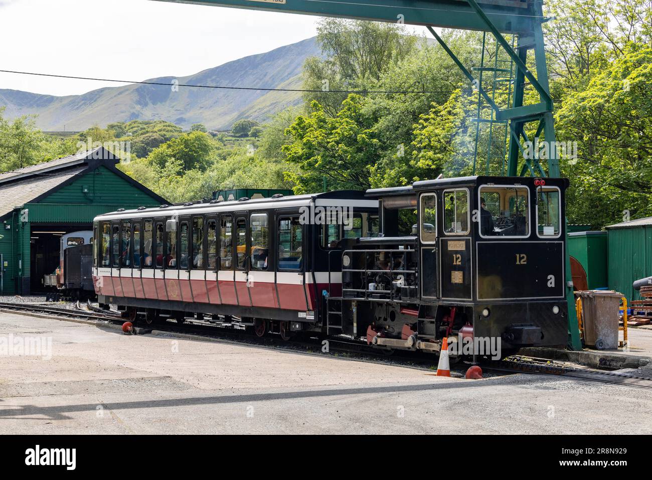 Snowdon Mountain Railway con treno diesel, Llanberis, Galles, Gran Bretagna Foto Stock