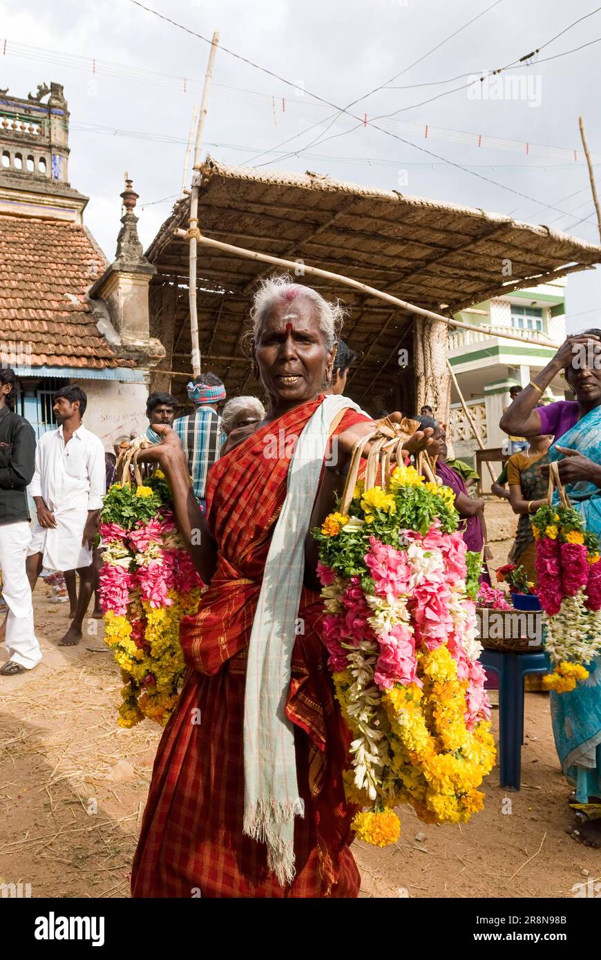 Una donna del villaggio che vende ghirlande di fiori, Tamil Nadu, India del Sud, India, Asia Foto Stock