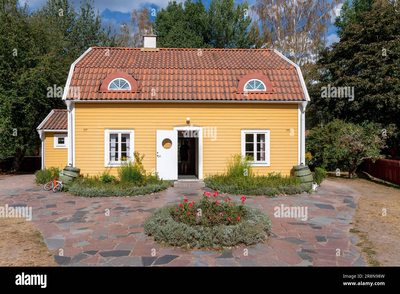 Casa dal libro per bambini The Children from Noisemaker Street di Astrid Lindgren, Astrid Lindgren's World Theme Park, Vimmerby, Smaland, Svezia Foto Stock