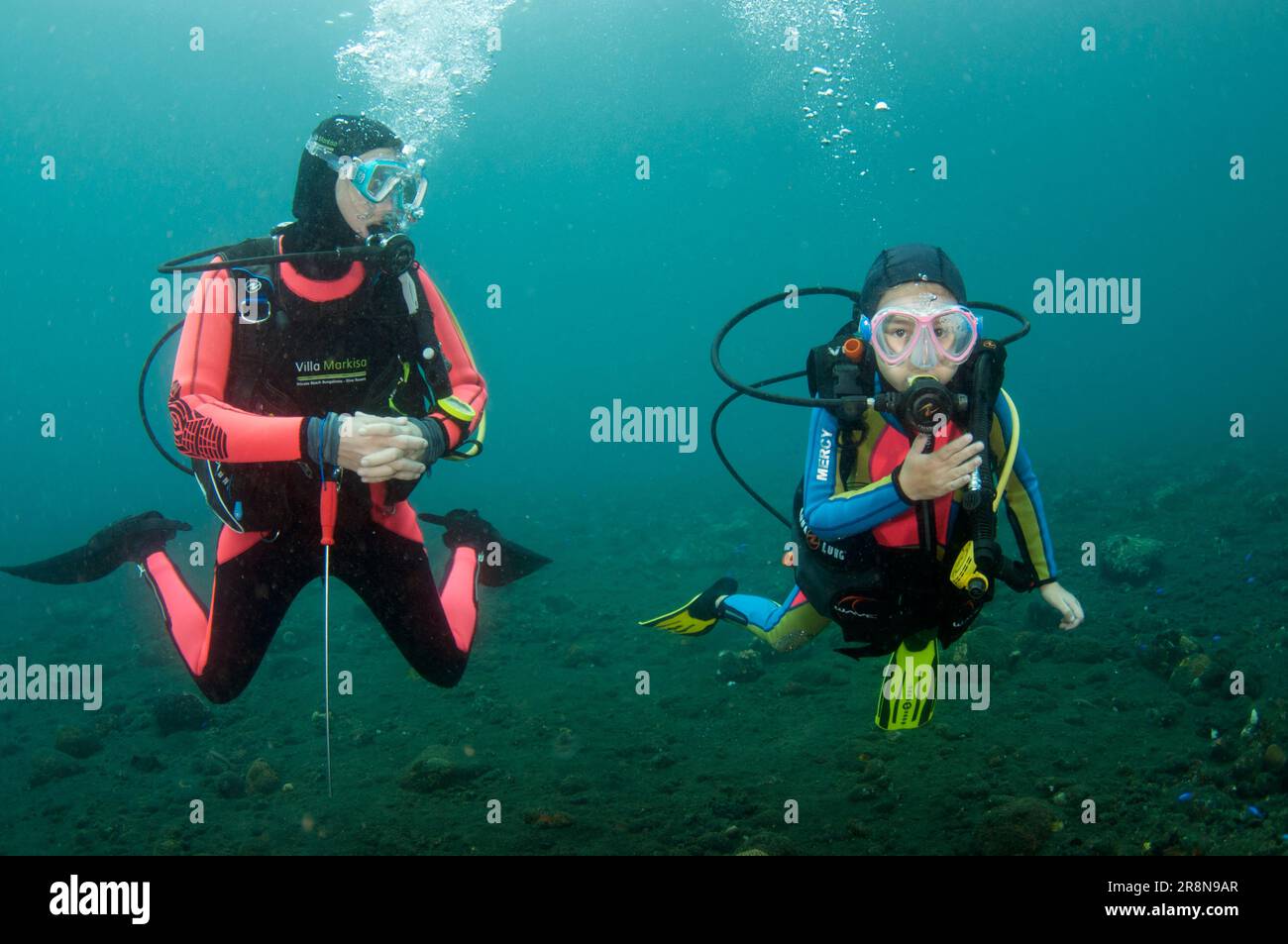 Istruttore e bambina di 8 anni, sito di immersione Liberty Wreck, Tulamben, Karangasem, Bali, Indonesia, Oceano Indiano Foto Stock