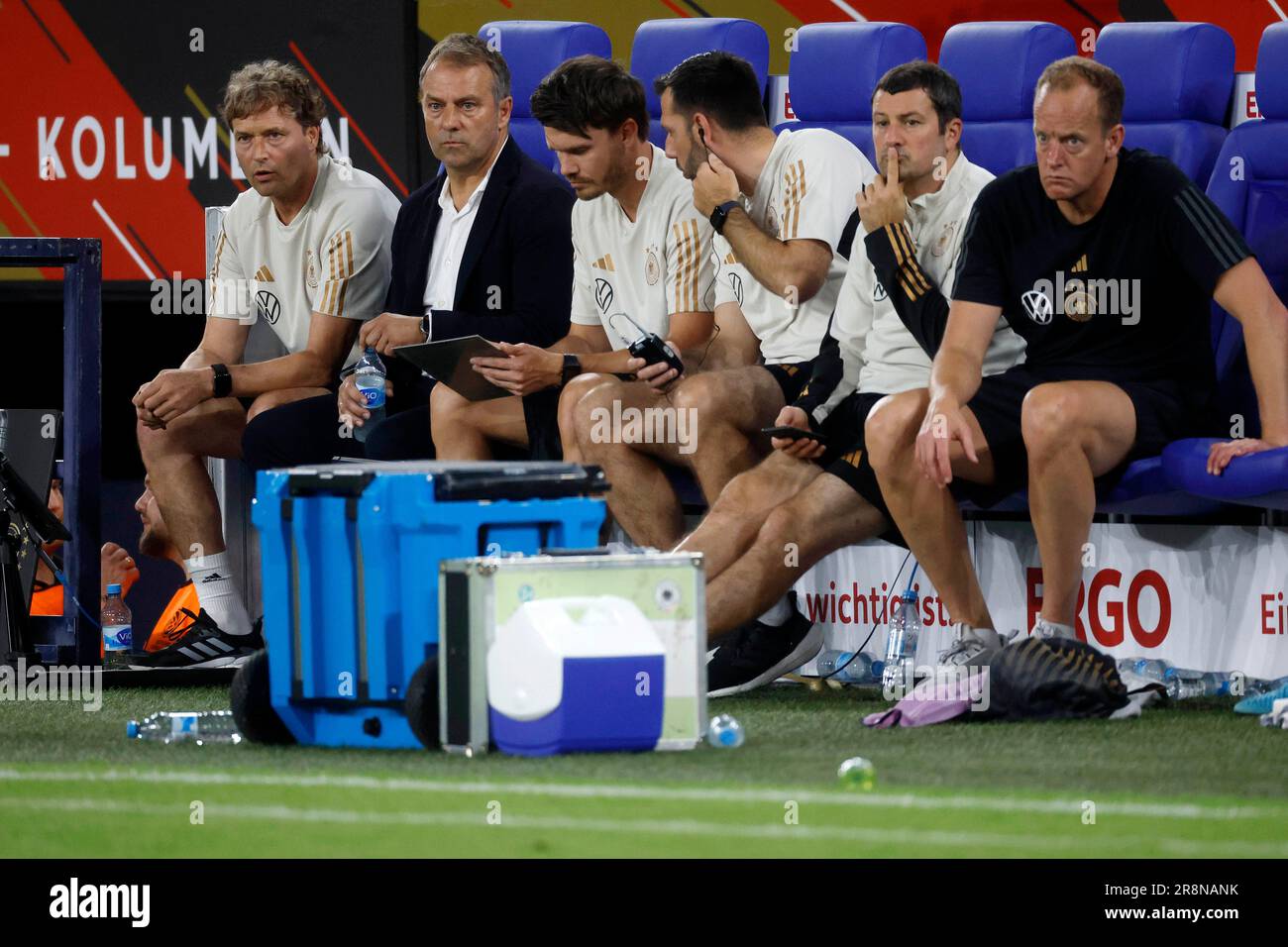 Gelsenkirchen, Fussball, Männer Länderspiel, friendly Match Deutschland - Kolumbien 0:2 20.06.2023 Trainerbank mit Co Trainer Marcus Sorg (Deutschland) und Bundestrainer Hansi Flick (Deutschland), Hans Dieter Flick, Co Trainer Danny Röhl (Deutschland), Mads Buttgereit (DFB Standardcoach), Torwarttrainer Andreas Kronenberg (Deutschland), Dr. Jovahne.Tebt Foto Stock