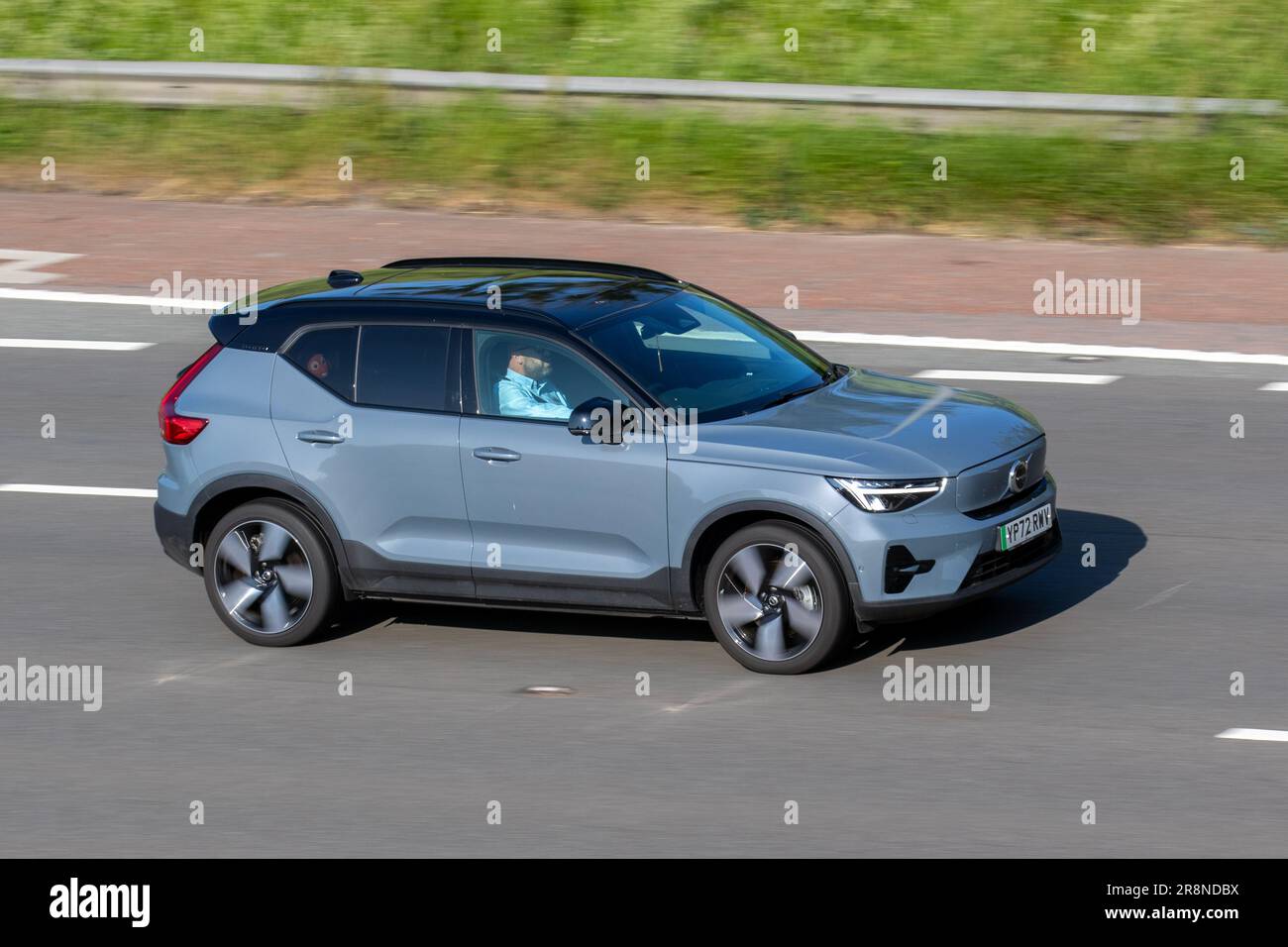 2022 Grey Volvo XC40 Core T4 Recharge AUT, SUV compatto elettrico puro con trasmissione silenziosa; guida sull'autostrada M6, Manchester, Regno Unito Foto Stock