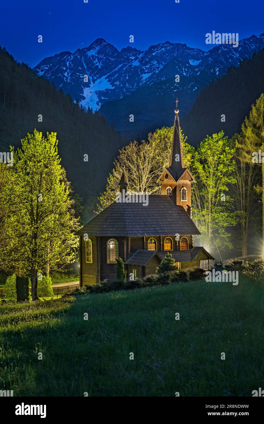 Vista notturna di Kostol sv. Anny di fronte a Belianske Tatras, Tatranska Javorina, Slovacchia Foto Stock