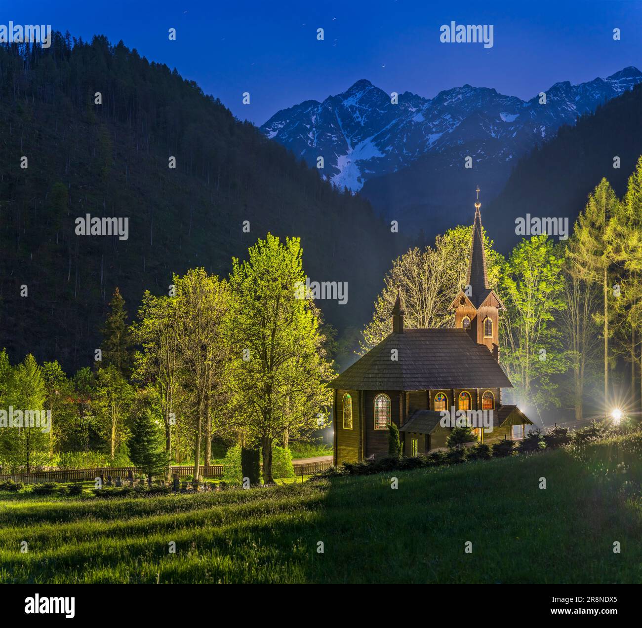 Vista notturna di Kostol sv. Anny di fronte a Belianske Tatras, Tatranska Javorina, Slovacchia Foto Stock