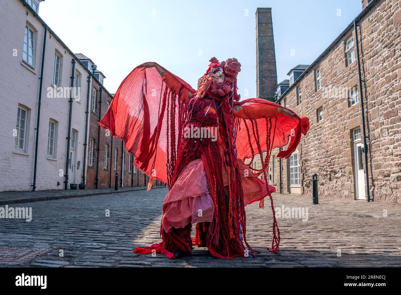 L'artista Saoirse Amira Amis a Chandlers Lane, Dundee, si prepara a una performance di strada davanti a Art Night, il festival internazionale d'arte che si apre sabato 24 giugno. Data immagine: Giovedì 22 giugno 2023. Foto Stock