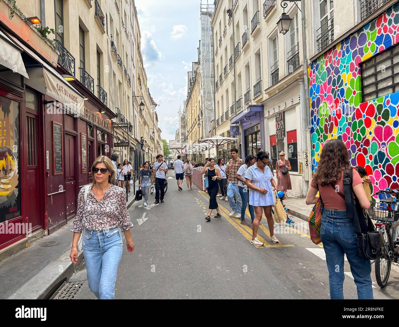 Parigi, Francia, gente numerosa a piedi, Street Scene, quartiere le Marais, (Rue Charlot) marais paris Housing Foto Stock