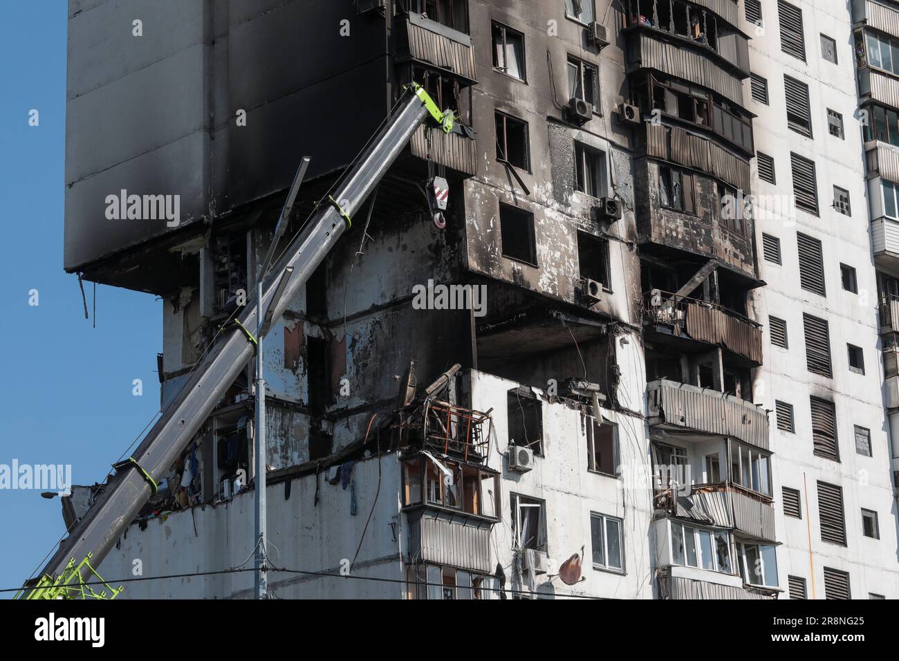 KIEV, UCRAINA - 22 GIUGNO 2023 - Un condominio di 16 piani nel quartiere Dniprovskyi colpito da un'esplosione è raffigurato durante un effo di risposta Foto Stock