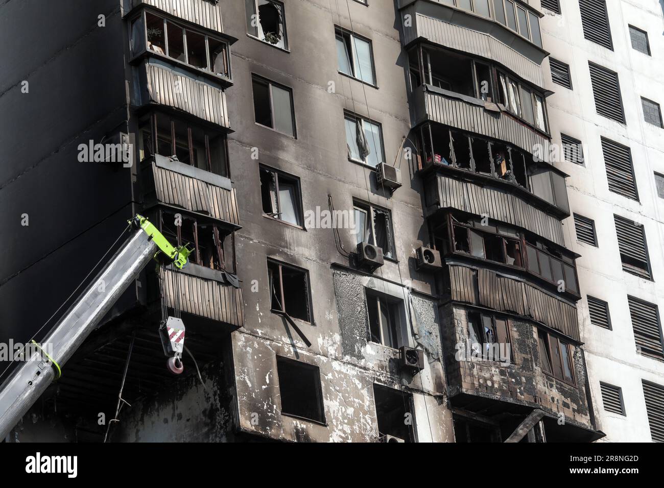 KIEV, UCRAINA - 22 GIUGNO 2023 - Un condominio di 16 piani nel quartiere Dniprovskyi colpito da un'esplosione è raffigurato durante un effo di risposta Foto Stock