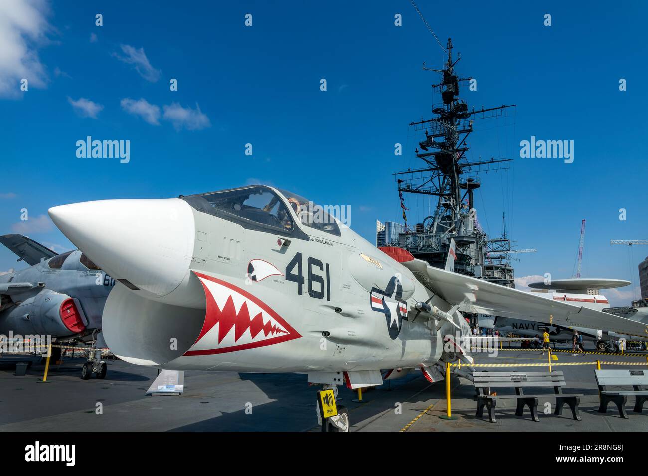 F-8 Crusader supersonic jet fighter sul ponte di volo della USS Midway a San Diego, California Foto Stock